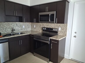 34 SW 9th St in Hallandale Beach, FL - Foto de edificio - Building Photo