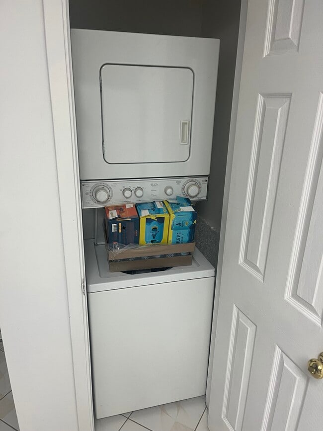 31 Oaktree Dr, Unit 1 bedroom apartment-EM in East Moriches, NY - Building Photo - Building Photo