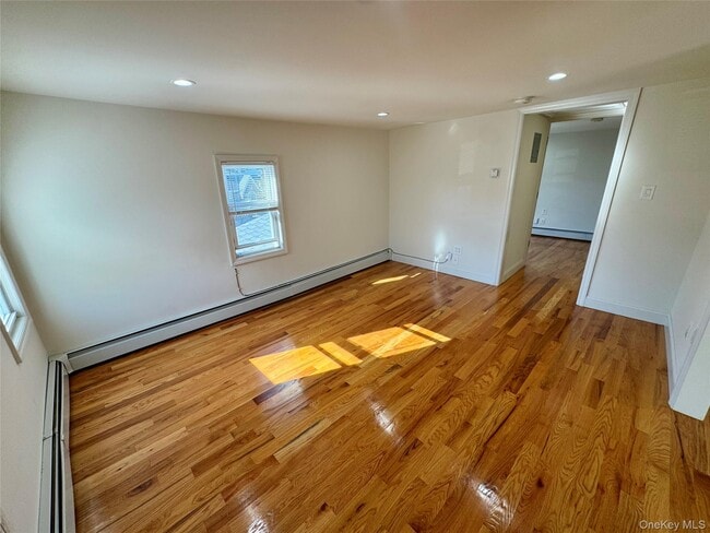 105 Burtis St in Lynbrook, NY - Building Photo - Building Photo