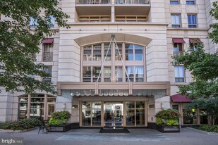 888 N Quincy St in Arlington, VA - Building Photo