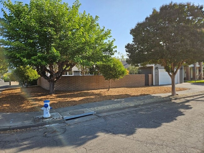 2203 Gainsborough Ave in Santa Rosa, CA - Building Photo - Building Photo