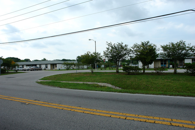 Crystal Lakes Manor in Pinellas Park, FL - Foto de edificio - Building Photo