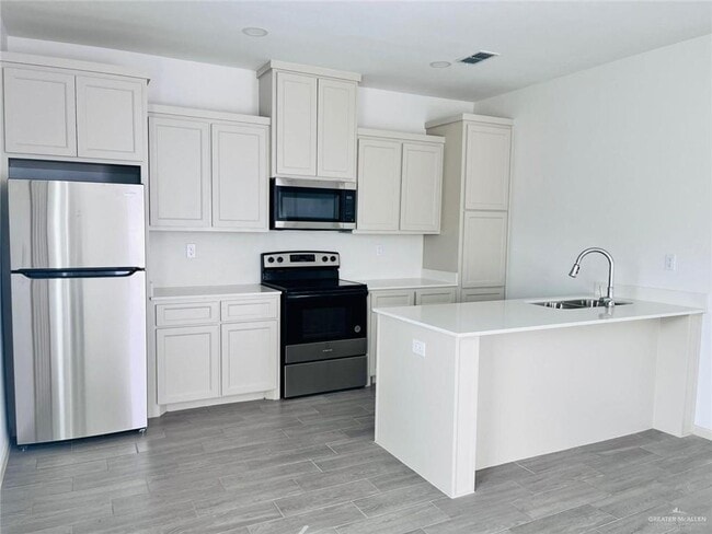 11 N 33rd St in McAllen, TX - Building Photo - Building Photo