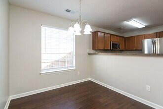 10049 Mill Hill Ave in Cordova, TN - Foto de edificio - Building Photo