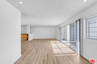 825 S Gretna Green Way in Los Angeles, CA - Building Photo - Building Photo