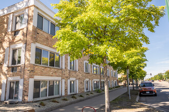 Lake Street Manor in Minneapolis, MN - Foto de edificio - Building Photo