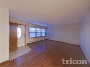 3733 Hillsboro Ave N in Minneapolis, MN - Foto de edificio - Building Photo