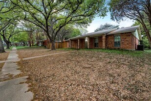 3940 Dalgreen Cir in Dallas, TX - Building Photo