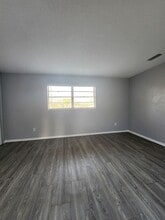 313 Country Club Oval in Daytona Beach, FL - Building Photo - Building Photo