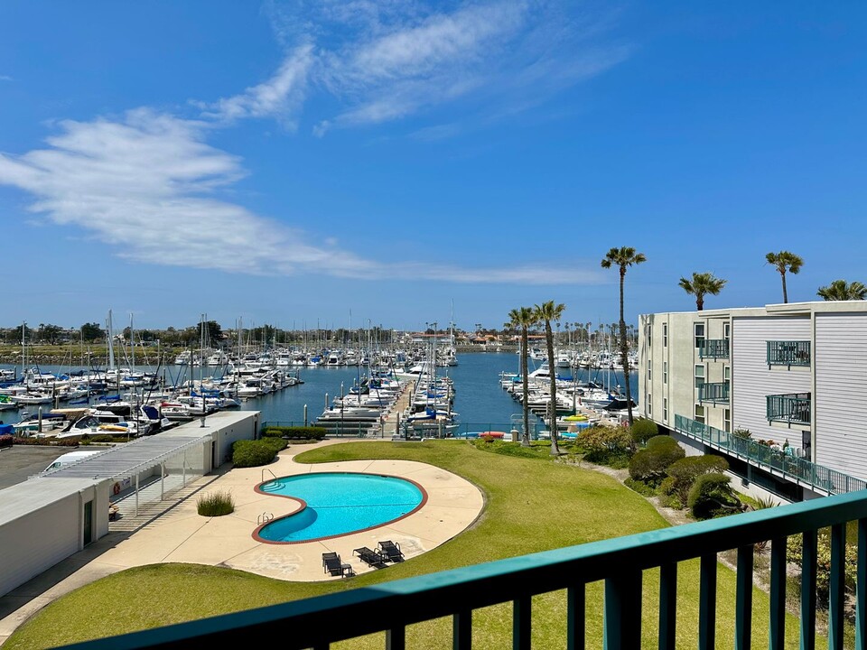2901 Peninsula Rd in Oxnard, CA - Foto de edificio