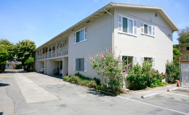 Woodland Apartments in East Palo Alto, CA - Building Photo - Building Photo