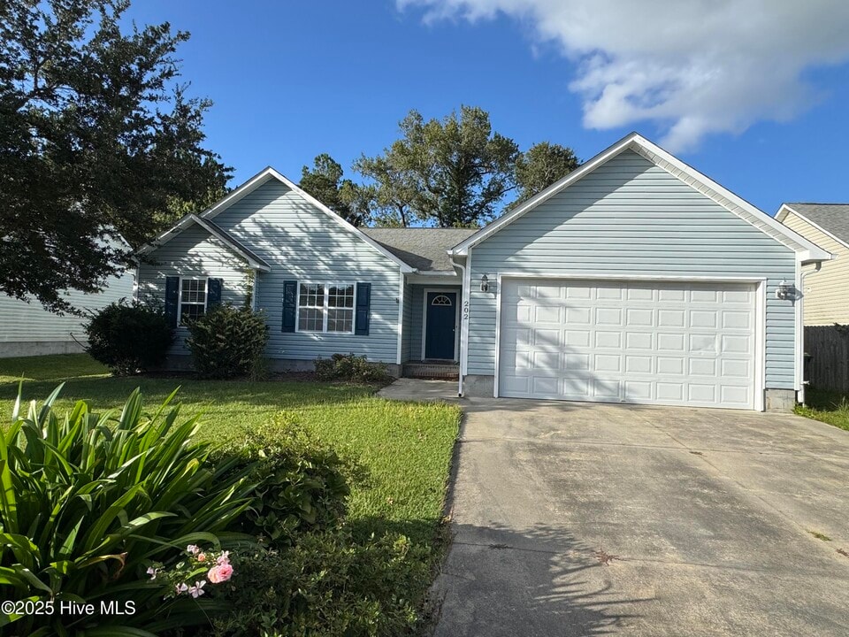 202 Two Oaks Ct in Newport, NC - Building Photo