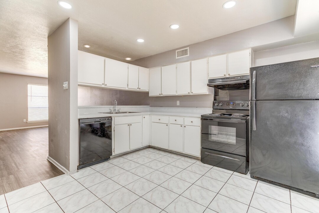 Vista Buena Apartments in Dallas, TX - Building Photo