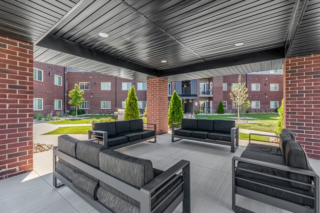 The Residence at Chesterfield Corners in Chesterfield, MI - Foto de edificio - Building Photo
