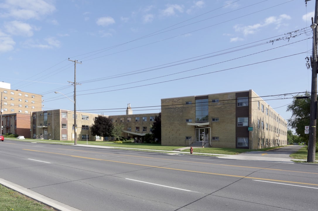 Mohawk Court in Hamilton, ON - Building Photo