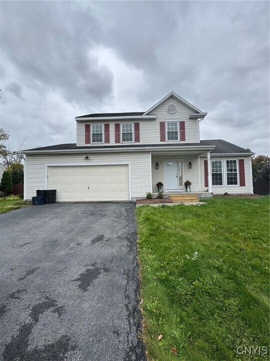 8281 Dampier Cir in Liverpool, NY - Building Photo