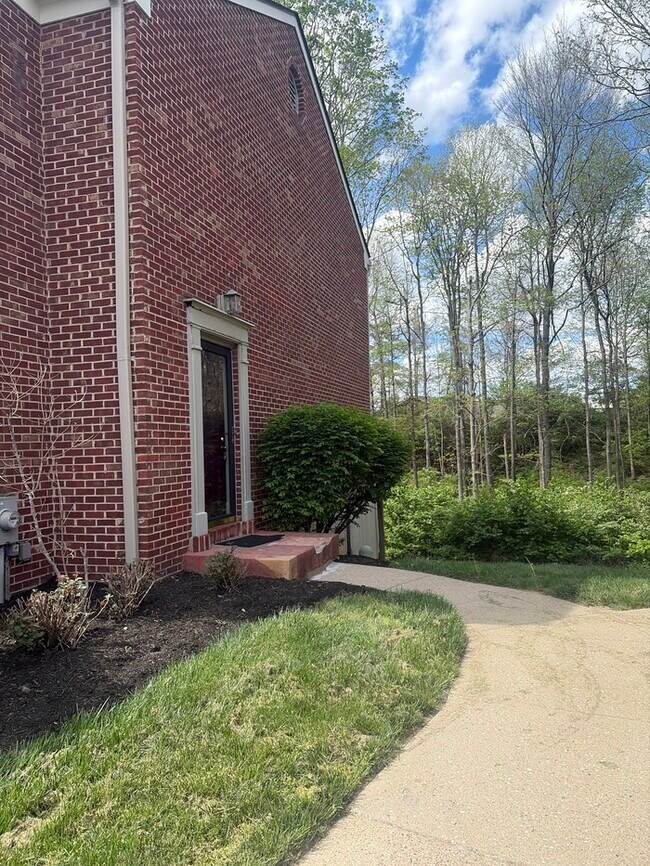 9110 Dominion Cir in Cincinnati, OH - Building Photo - Building Photo