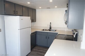 4922 Newport Cove Dr in Las Vegas, NV - Building Photo - Building Photo