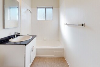 Mesa Village in San Diego, CA - Foto de edificio - Building Photo