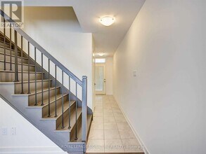 212 Huguenot Rd in Oakville, ON - Building Photo - Building Photo