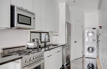 661 Washington St in New York, NY - Building Photo - Building Photo