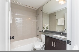 530 W Surf St in Chicago, IL - Building Photo - Building Photo