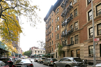 2709-2717 Broadway in New York, NY - Foto de edificio - Building Photo