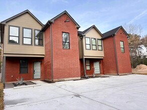 12204 Hairston Cir, Unit A in Willis, TX - Foto de edificio - Building Photo