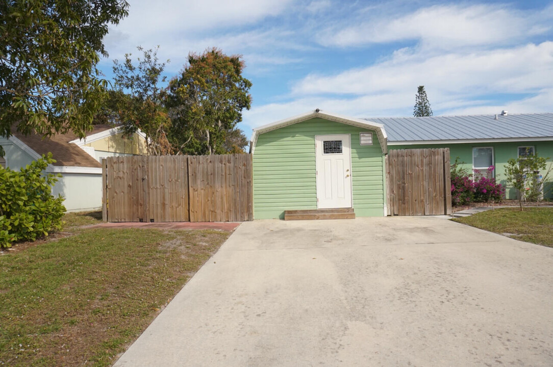 1301 SE Mohave St in Port St. Lucie, FL - Building Photo