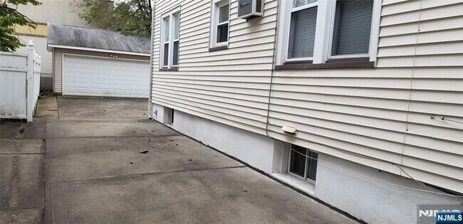 22 Grove in Maywood, NJ - Foto de edificio - Building Photo