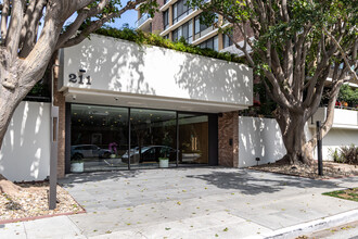 211 S Spalding Dr in Beverly Hills, CA - Foto de edificio - Building Photo