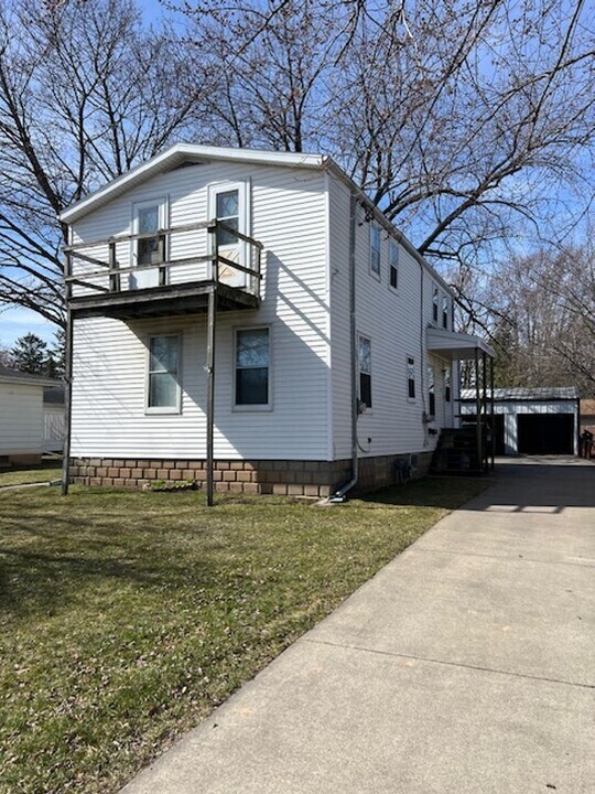 1111 Harrison St in Neenah, WI - Building Photo