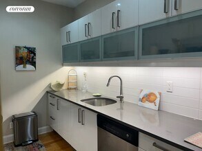 10 Slocum Pl in Brooklyn, NY - Building Photo - Building Photo