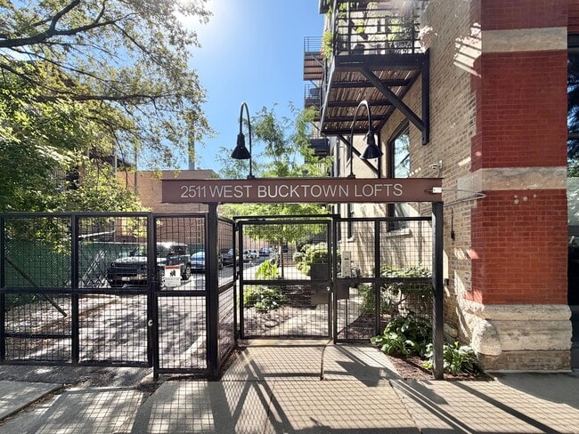 2511 W Moffat St, Unit 309 in Chicago, IL - Building Photo - Building Photo