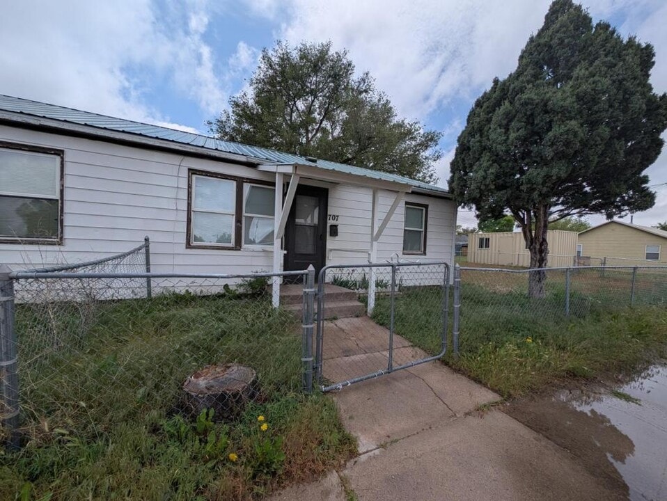 707 Clark St in Sterling, CO - Building Photo