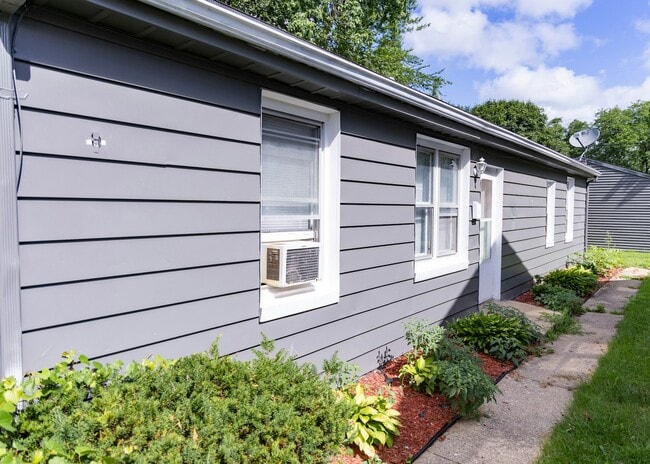 3023 Parkside Ave in Rockford, IL - Building Photo - Building Photo