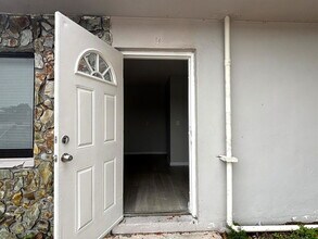 7635 SW 10th St in North Lauderdale, FL - Building Photo - Building Photo
