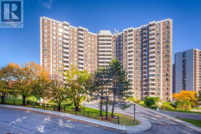 10 Edgecliff Golfway in Toronto, ON - Building Photo - Building Photo