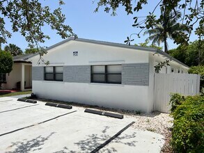 2226 Cody St, Unit Duplex #2 in Hollywood, FL - Building Photo - Building Photo