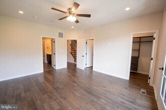 11719 Paysons Wy in Reston, VA - Foto de edificio - Building Photo