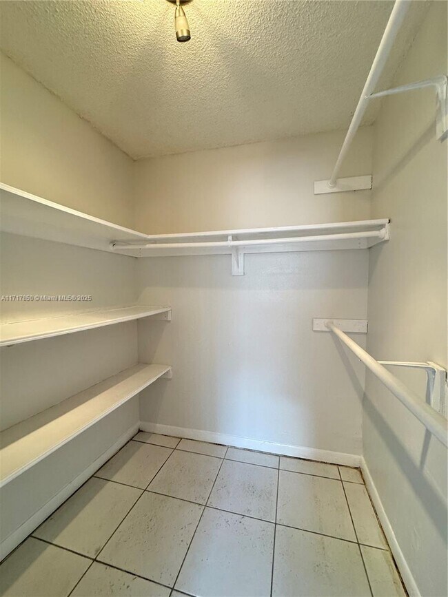4150 NW 79th Ave, Unit 1H in Doral, FL - Building Photo - Building Photo
