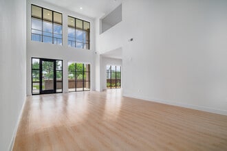 Caroline at Brooks in San Antonio, TX - Foto de edificio - Building Photo