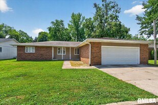 8 Sundowner Ln in Springfield, IL - Building Photo
