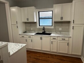 2412 Summer Ave in Waco, TX - Foto de edificio - Building Photo