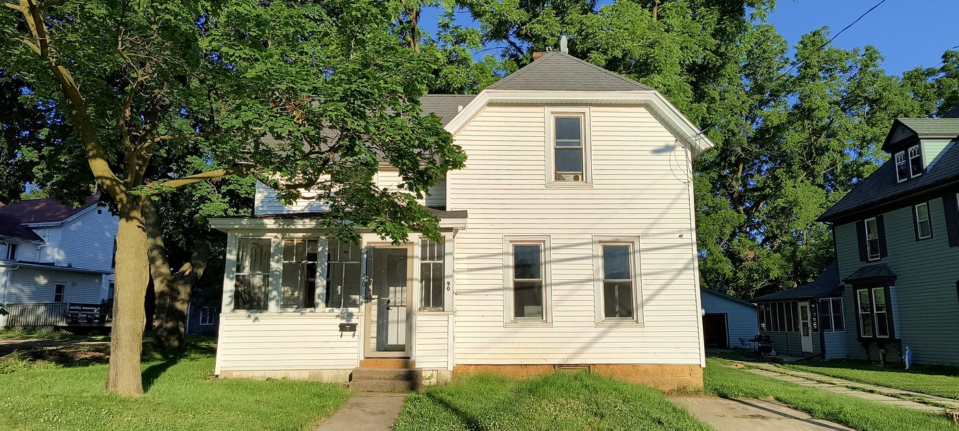 90 N Hickory St in Platteville, WI - Foto de edificio