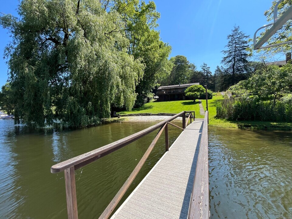 18 Pinewood Shores in Sherman, CT - Building Photo