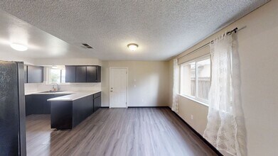 1538 Robinwood Ave in Clovis, CA - Building Photo - Building Photo