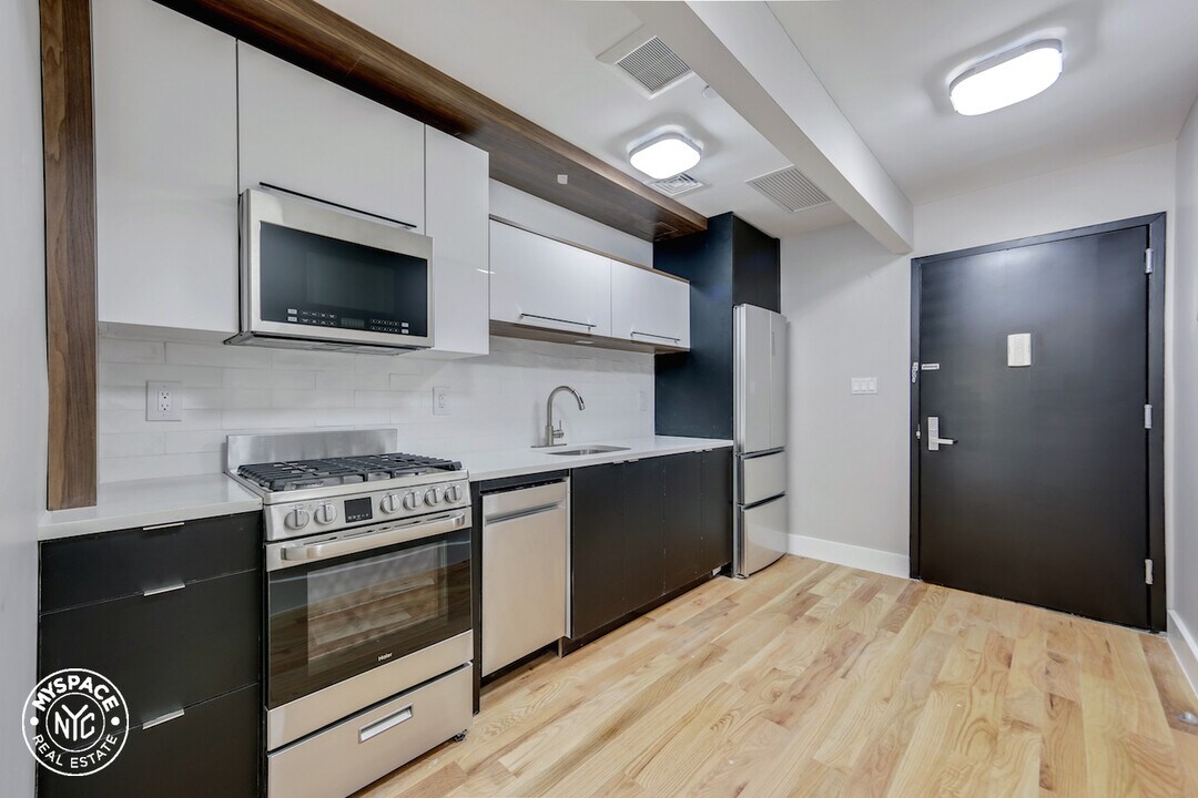 832 Herkimer St, Unit 10J in Brooklyn, NY - Building Photo