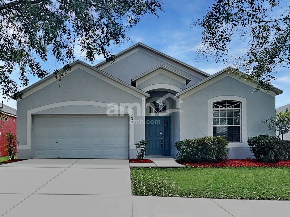 7044 Monarch Park Dr in Apollo Beach, FL - Foto de edificio