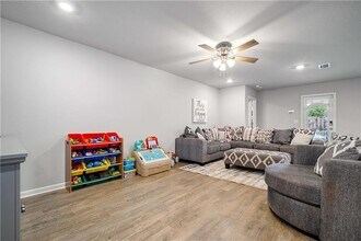 6134 Stream Bank Dr in Theodore, AL - Foto de edificio - Building Photo